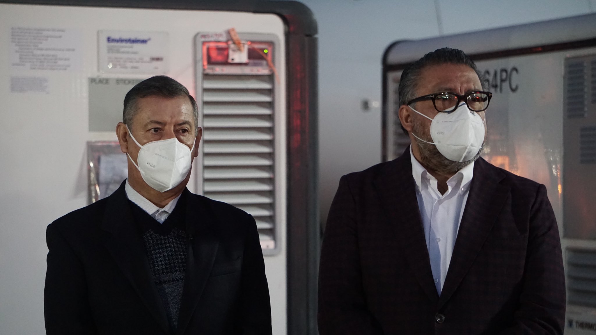 Llegan a México 987 mil 500 dosis de vacunas COVID de Sinovac y Pfizer