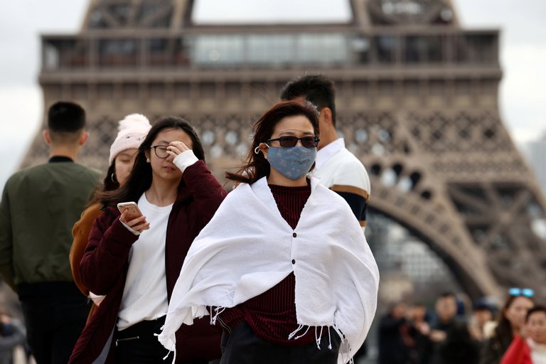 En el umbral de los 100.000 muertos por coronavirus, Francia busca una salida a la tercera ola