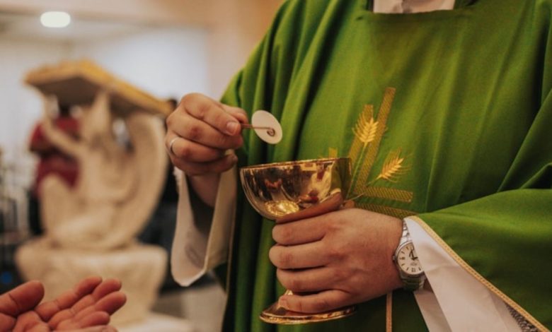 ¡Dejó todo por amor!: Sacerdote se enamora de una catequista y renuncia a la Iglesia