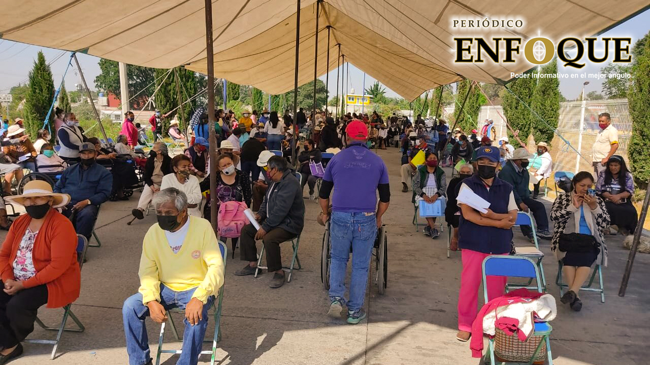Abuelitos esperan más de tres horas la vacuna contra el Covid en Acajete 