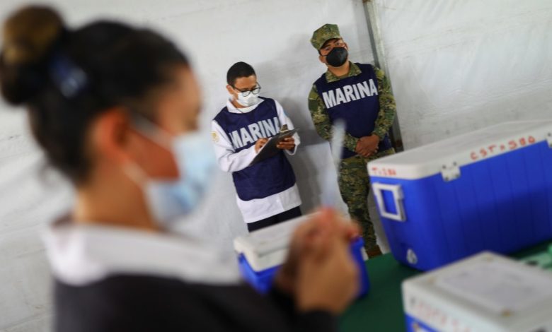 Doctora privada es vacunada contra la COVID gracias a amparo; otros 25 esperan resolución