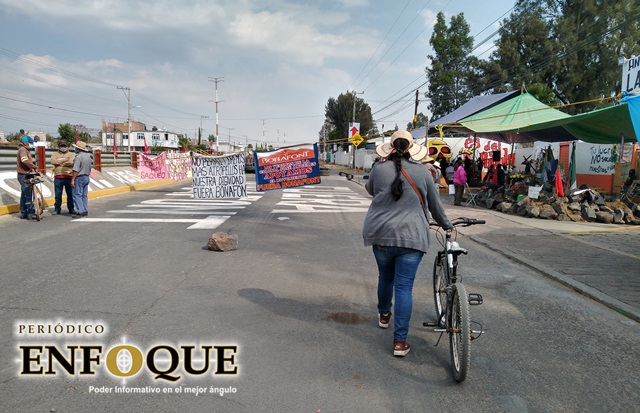 Cumple un mes plantón de pobladores de Juan C. Bonilla en planta de Bonafont