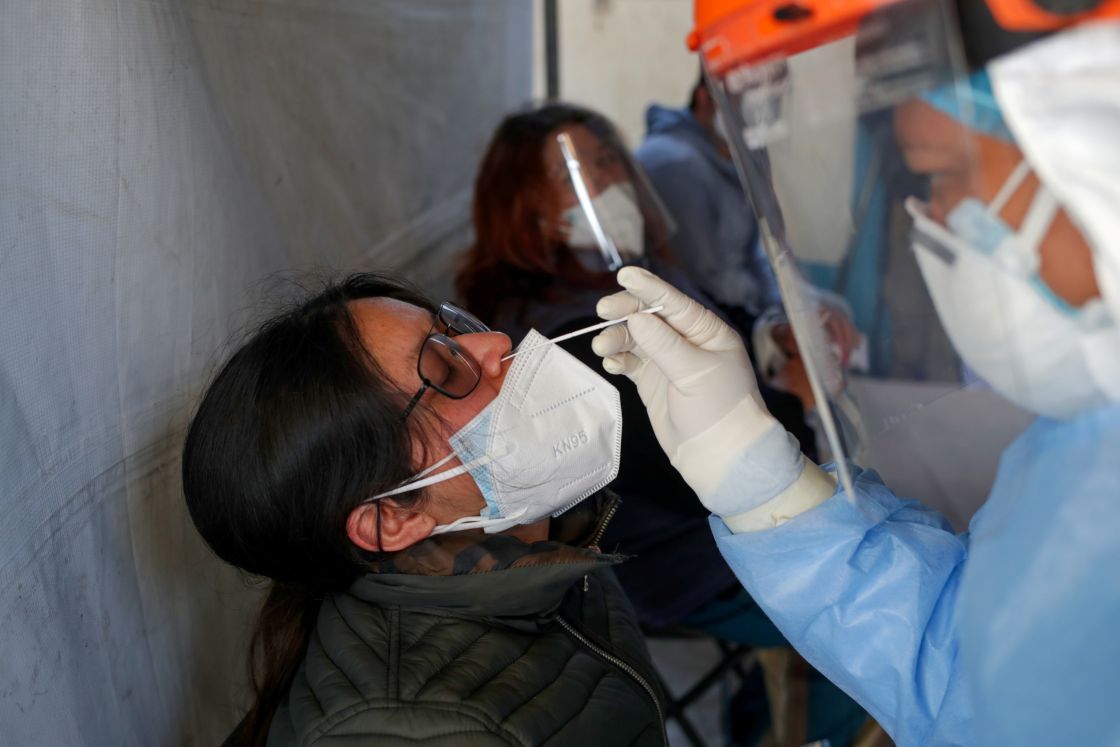 Tuve COVID-19, ¿necesito esperar tres meses para vacunarme?