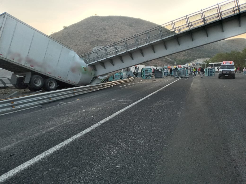 Puente peatonal colapsa y aplasta tráiler en carretera Querétaro-San Luís Potosí