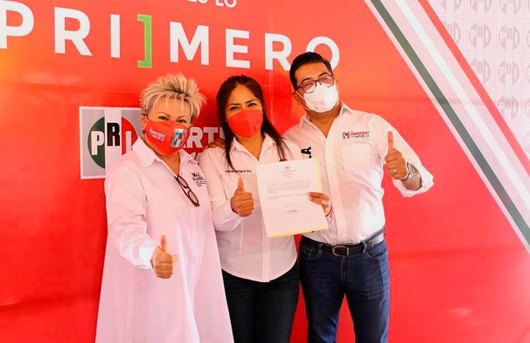 PRI otorga a Carolina Martínez de Jesús constancia de registro por el partido para contender a la presidencia municipal de Acajete