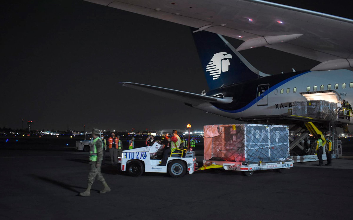 Llega a México primer cargamento de vacunas COVID de iniciativa COVAX