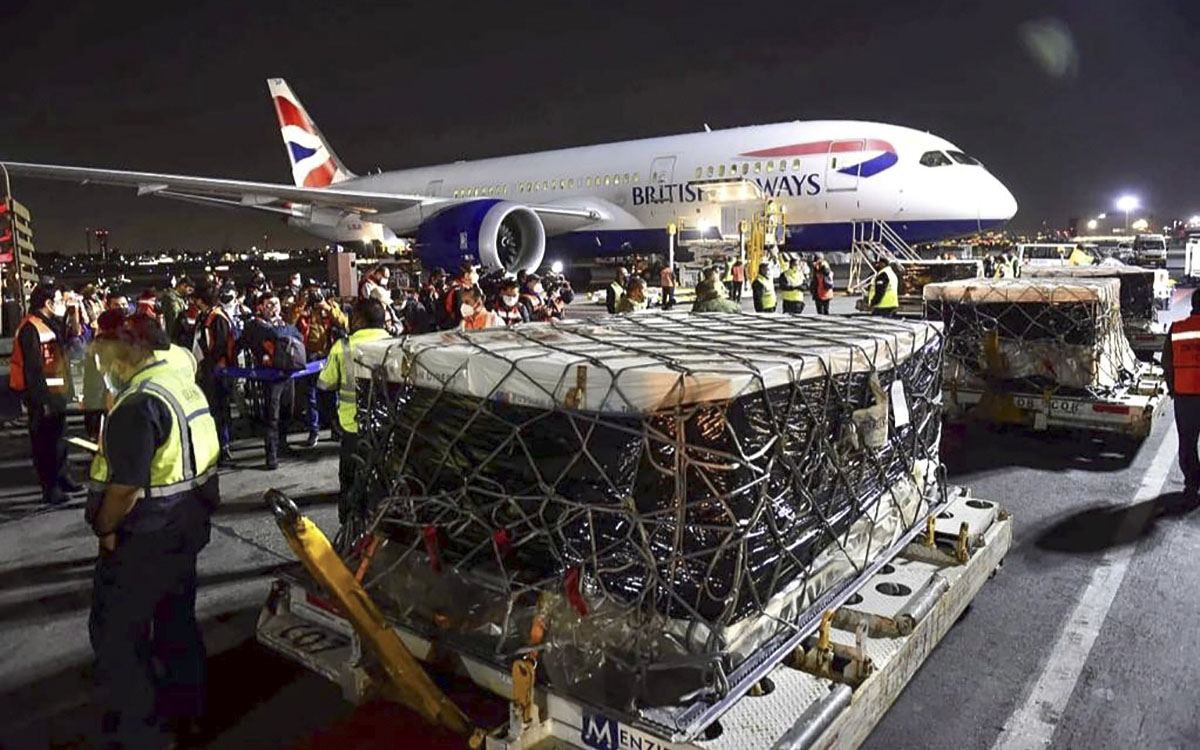 Llegan a México 200,000 dosis de vacunas Sputnik V 