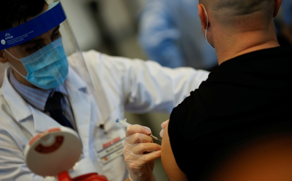 Mexicanos viajan a EU para vacunarse contra Covid