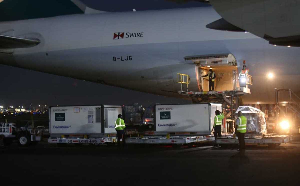 Llegan a México medio millón de vacunas anticovid de Sinovac