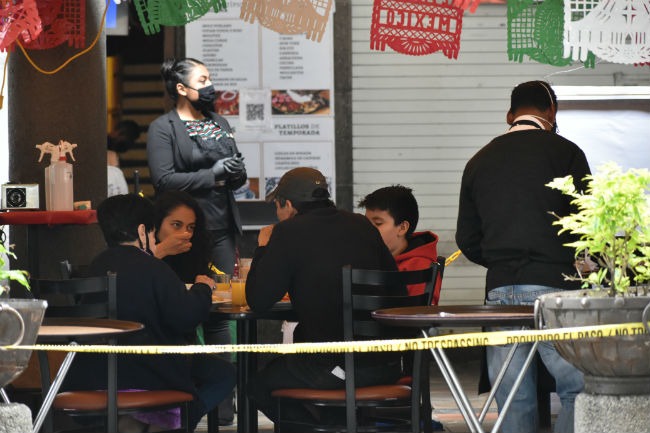 Nuevo decreto del gobierno elimina restricciones en venta de alcohol y permite mayor aforo en restaurantes