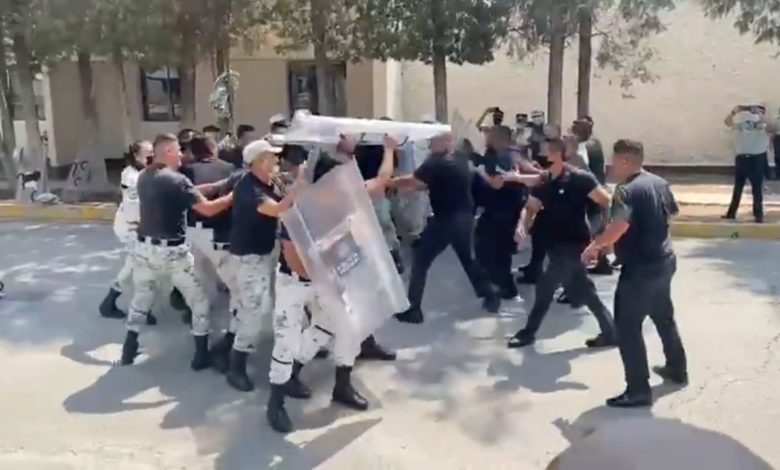 Guardia Nacional pierde la compostura y arman pelea en entrenamiento contra manifestantes (Video)