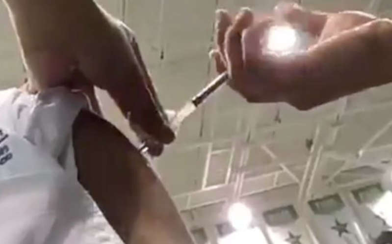 Enfermera militar derrama dosis de vacuna anticovid al aplicarla a profesor