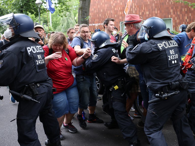 Detienen al menos a 500 personas en protestas contra restricciones por covid-19: Alemania