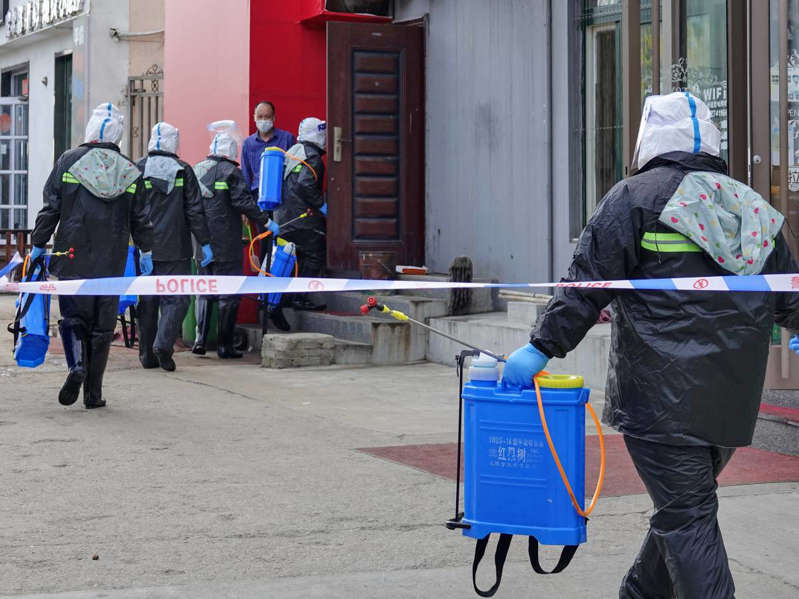 Confinan a millones de personas en China tras brote de variante Delta