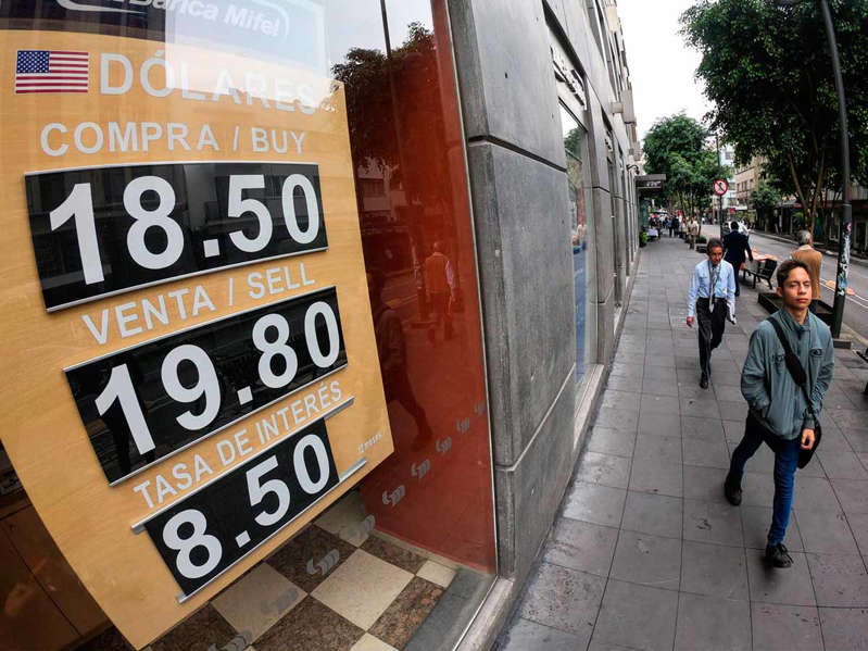 Cae precio del dólar y el peso sube