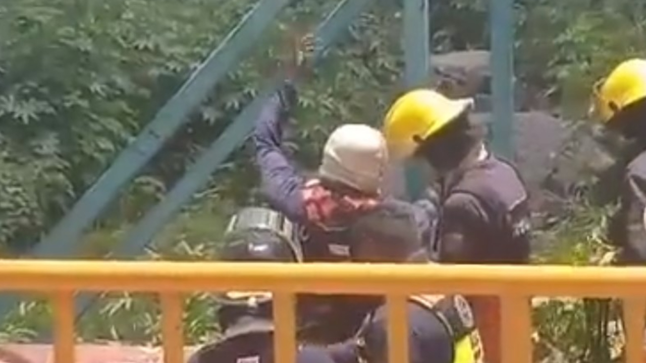 Un hombre se suicida al colgarse de un puente cerca del Río Atoyac 
