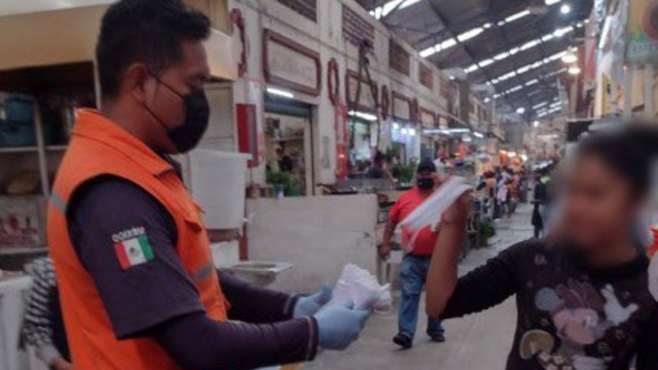 En San Pedro Cholula hacen entrega de cubrebocas a ciudadanos que no lo portan 