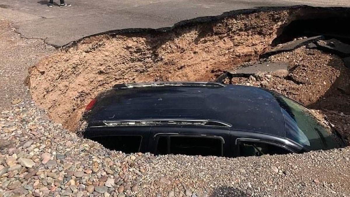 Nuevo gran socavón en Sonora se traga camioneta; "pensé que había chocado, pero vi que mi auto se hundía".   