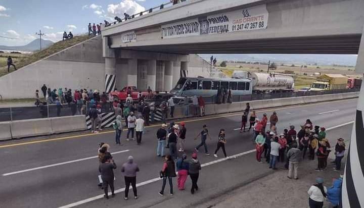 Cierran la México-Veracruz por negativa de PGJE para entregar cadáver 