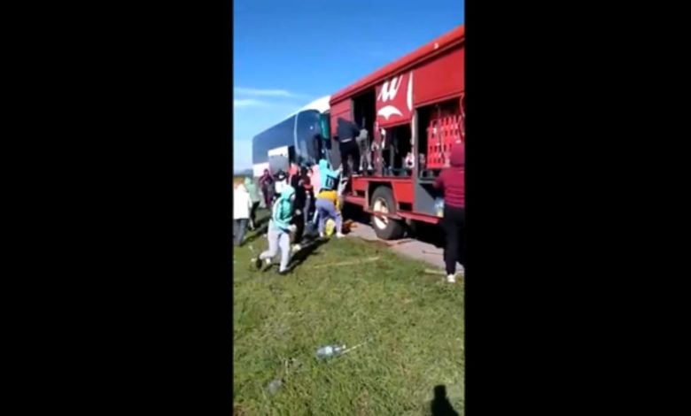 Normalistas saquean camión de refrescos en carretera de Puebla (Video)