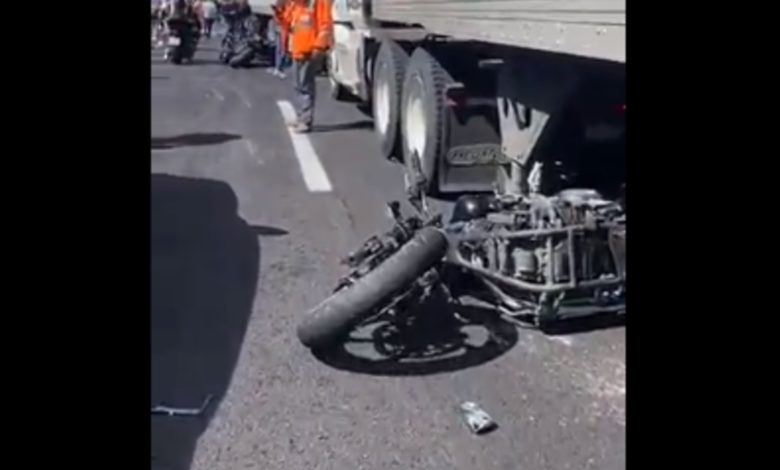 Motociclista grabó momento exacto en que derrapa y choca tras encontrase con accidente vehicular en la autopista México Cuernavaca (Video)