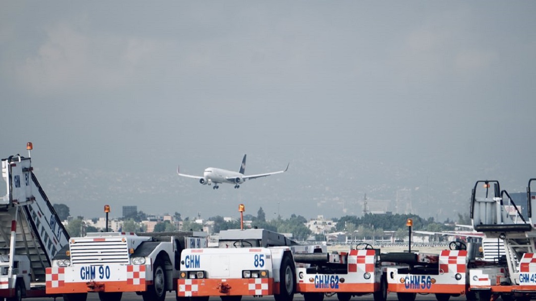 Llega lote con 226 mil dosis anticovid de Pfizer a México