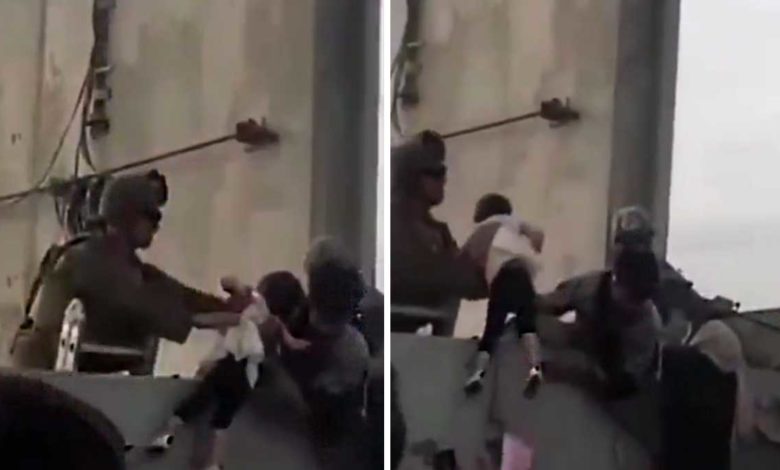 Padres afganos "abandonan" a sus hijos con militares de EU para poder sacarlos del país (Video)