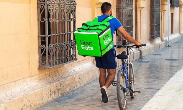 Secretaría del Trabajo alista plan para regular a repartidores de Uber y Rappi