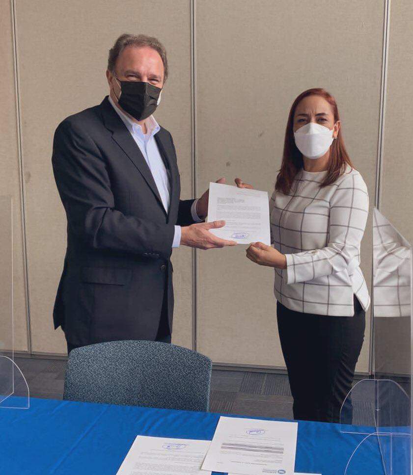 Entrega Adriana Dávila oficio para contener por dirigencia del PAN