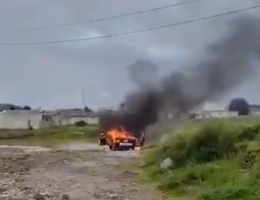 Sujetos incendian un taxi después de asaltar al chofer en Amozoc