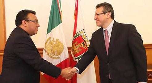 Mena Rodríguez entrega constancia de aspiración a notaría a ex secretario de gobierno