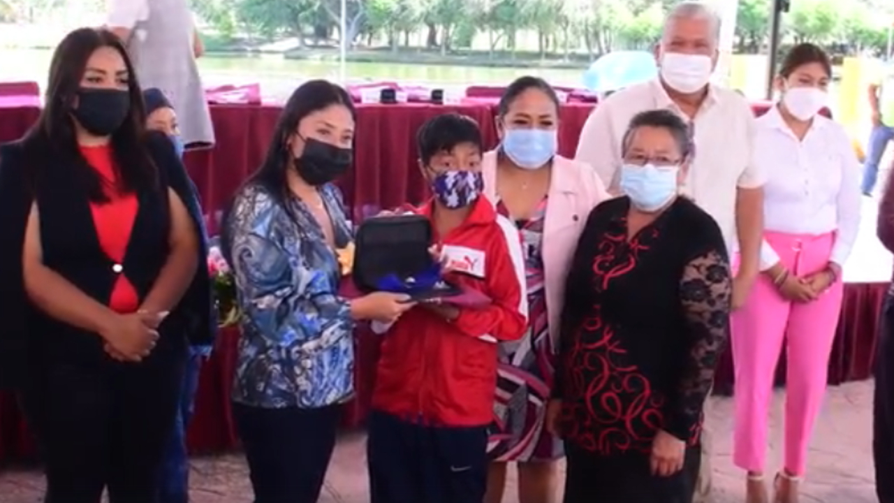 Ayuntamiento de Cuautlancingo hizo entrega de Aparatos Auditivos y Ortopédicos