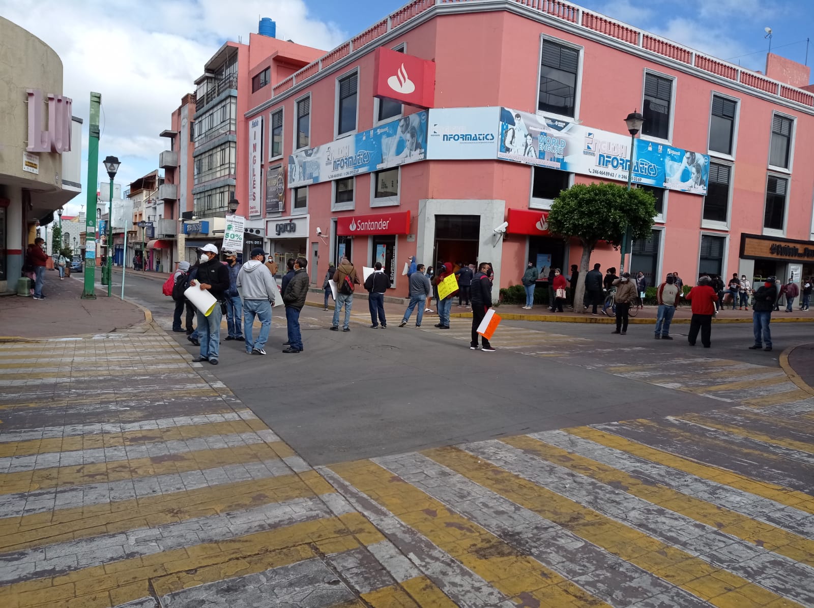 Denuncian falta de pagos en Chiautempan; inconformes cierran calles