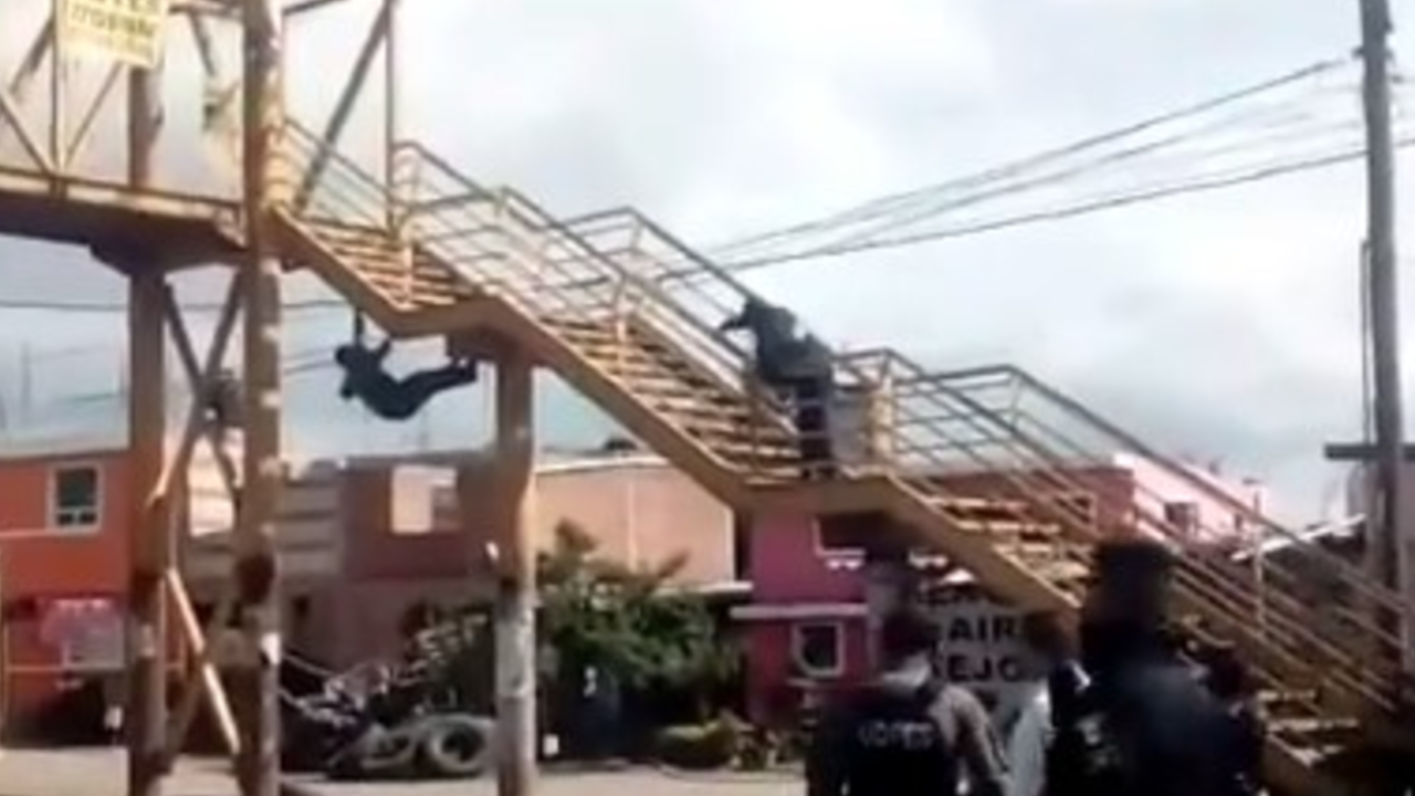 Un Hombre intenta suicidarse en un Puente Peatonal de San Pedro Cholula 