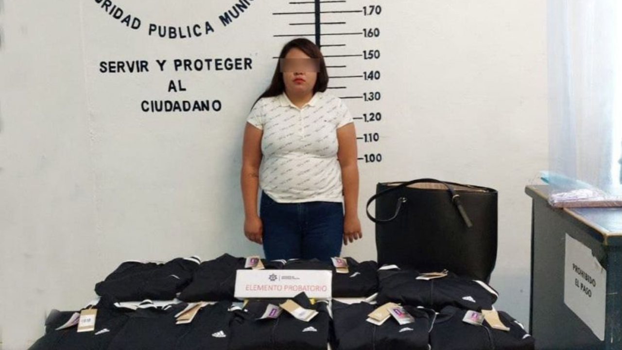 Policías de San Pedro Cholula detienen a una mujer por robo en una Plaza Comercial 