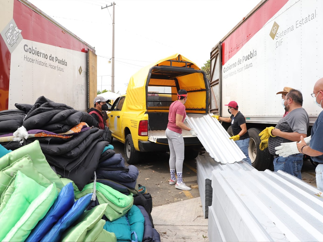 SEDIF entrega apoyos a damnificados por Huracán 'Grace' de Venustiano Carranza