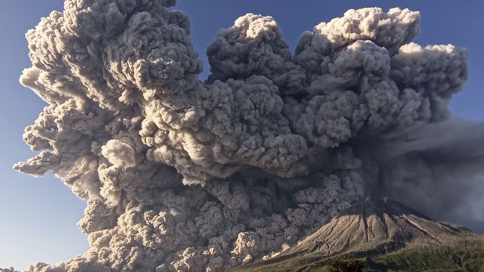13 víctimas mortales por erupción del volcán Semeru en Indonesia
