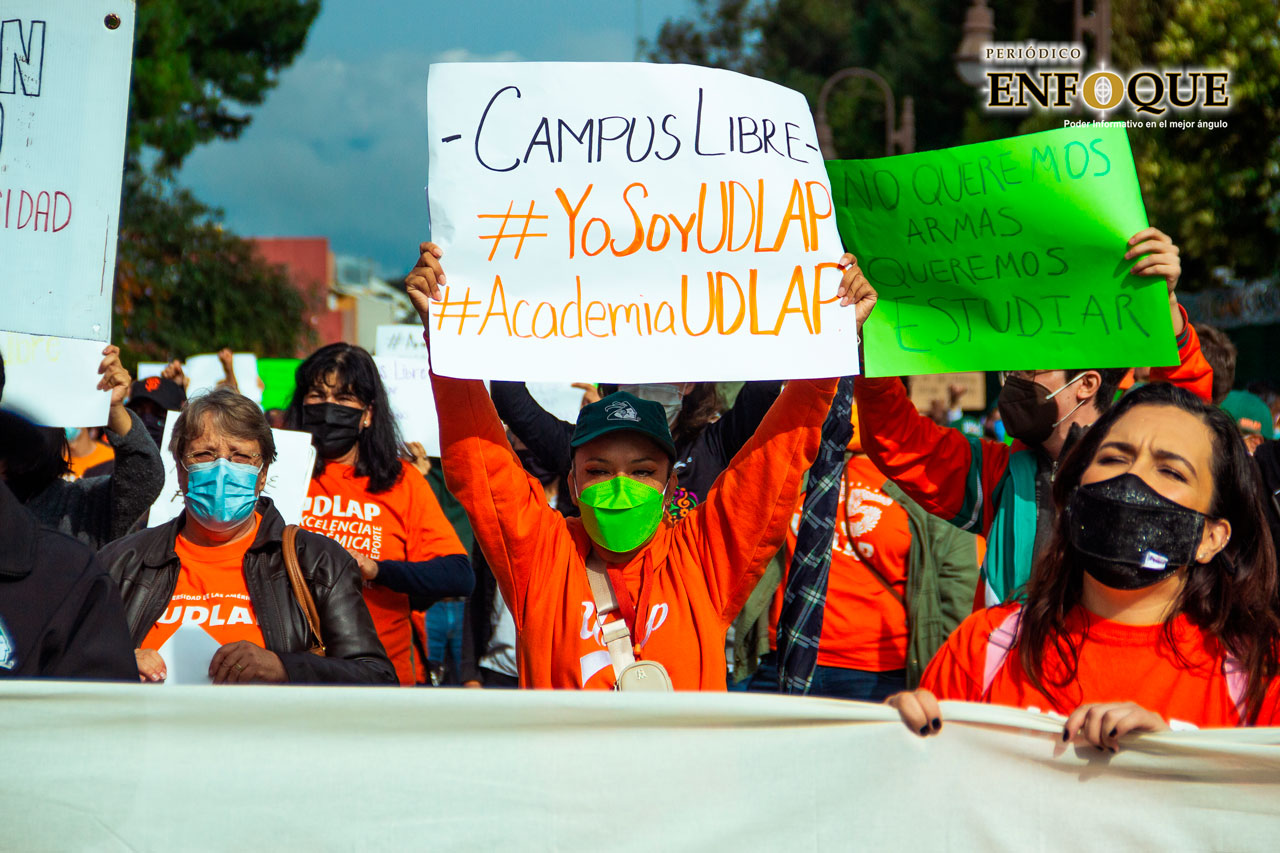Se manifiestan en Casa Aguayo estudiantes y docentes de la UDLAP, exigen les devuelvan el campus
