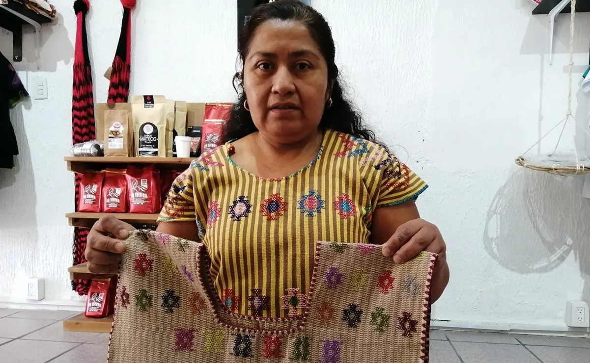 Obligan a artesana oaxaqueña a pagar impuestos por sus prendas que elaboró para expo en NY