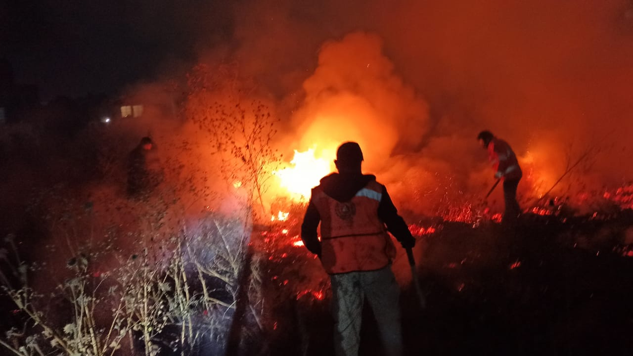 Bomberos lograron sofocar un incendio en un lote baldío en San Pedro Cholula 