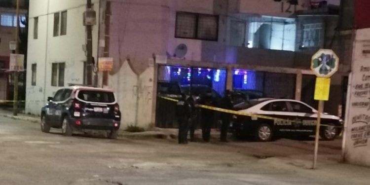 Motociclistas acribillaron a un hombre a bordo de su auto en la colonia Solidaridad en Puebla