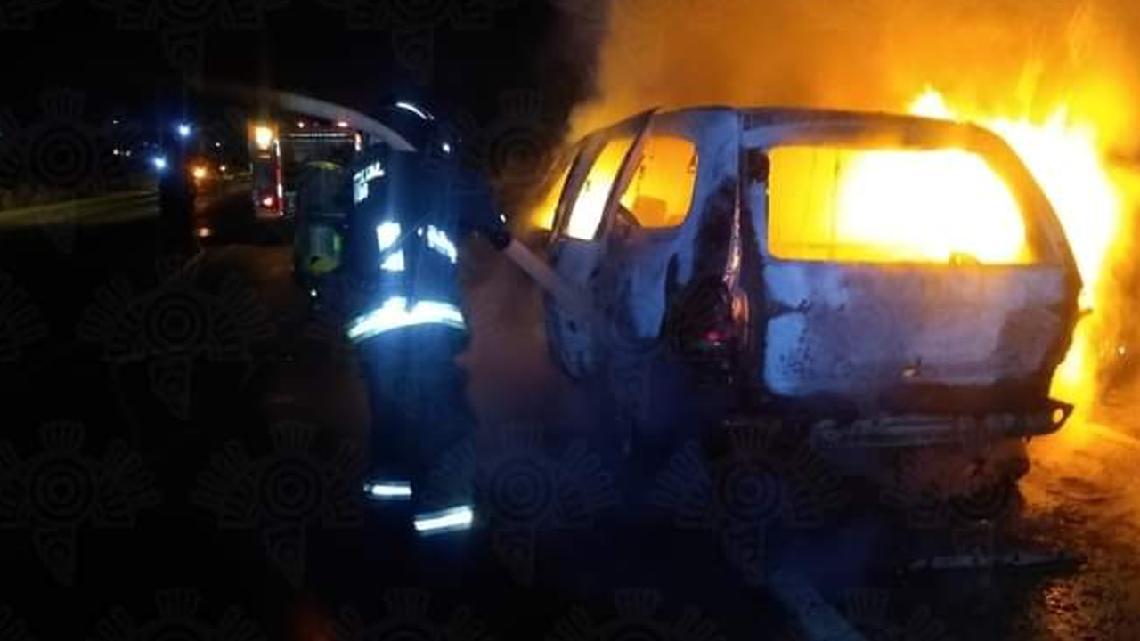 Una camioneta prendió en llamas en el Periférico Ecológico a la altura de Cuautlancingo 