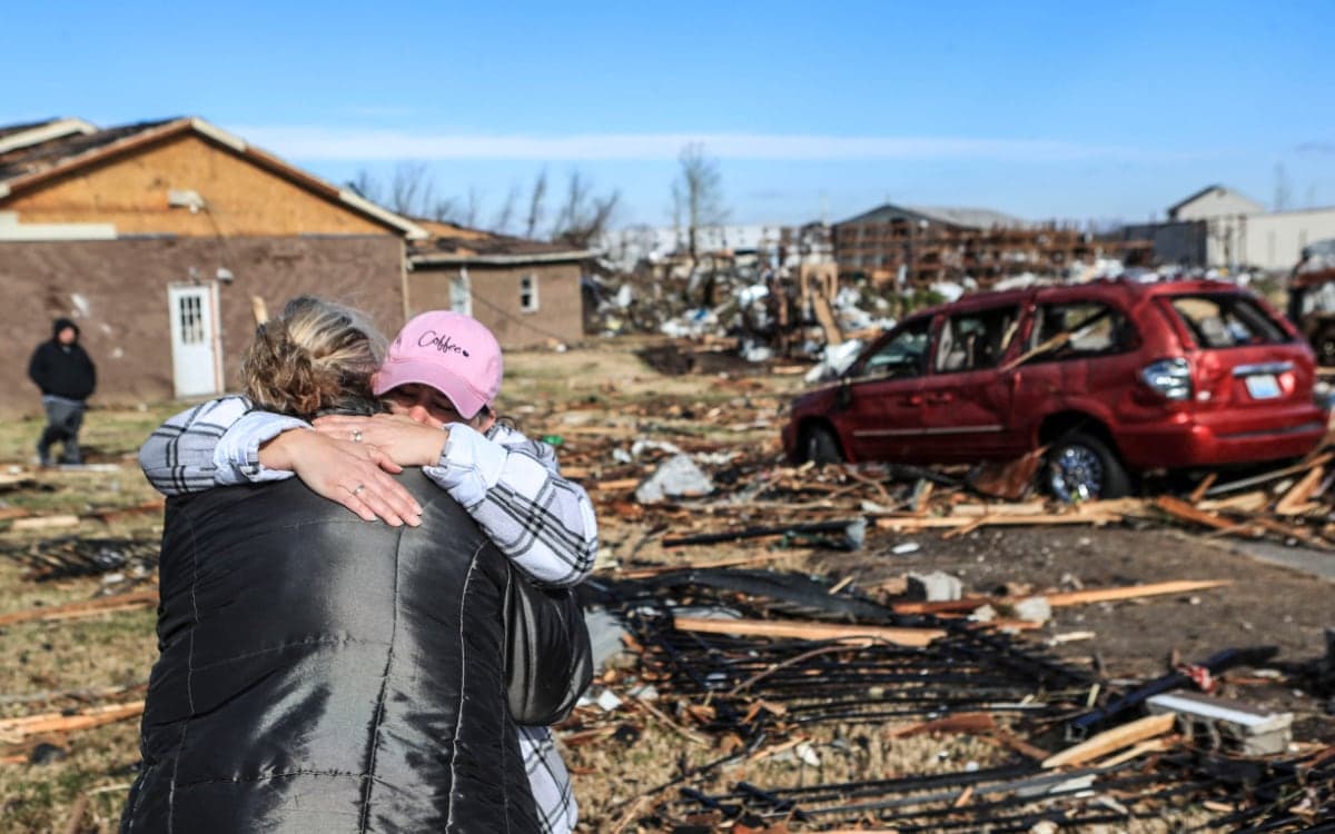 Se actualiza la cifra a poco más de 80 muertos tras el paso de los peores tornado en Kentucky