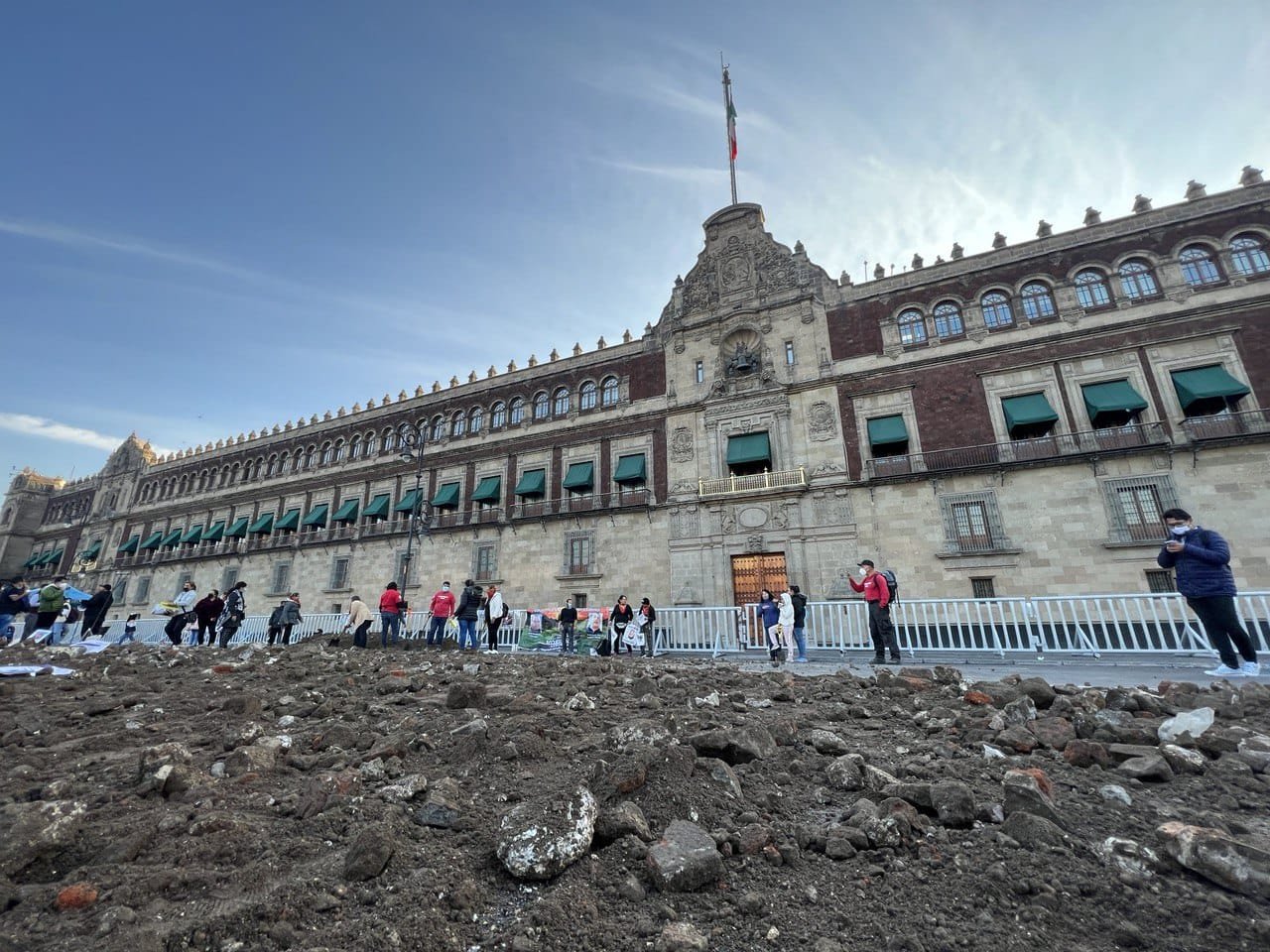 Organizaciones de búsqueda de desaparecidos protestan con "fosas" frente a Palacio Nacional 