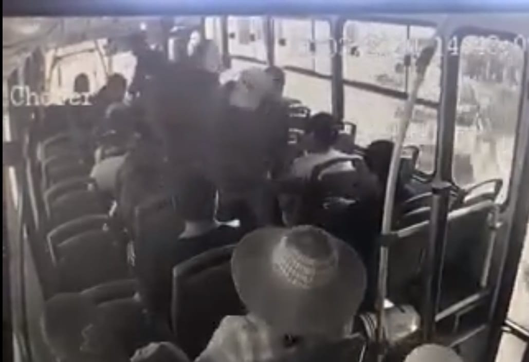 Dos menores de edad son detenidos por su presunta participación en robo a transporte publico 