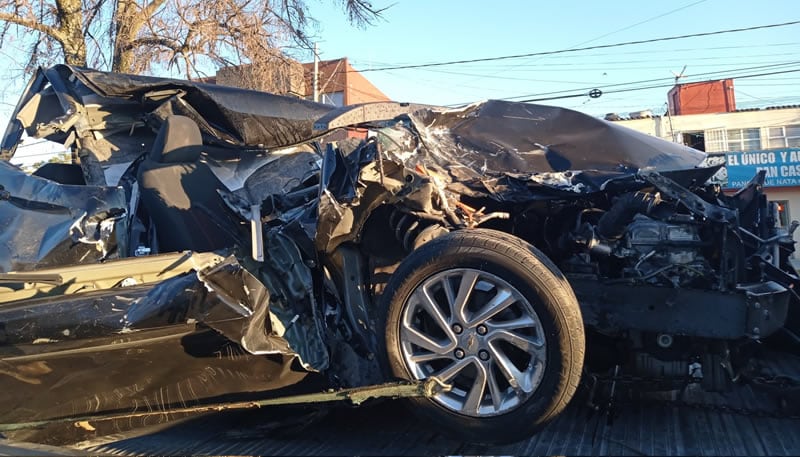 Conductor presuntamente ebrio choca y queda prensado en su automóvil contra una ruta 58 en San Manuel