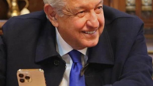 Critican a AMLO en redes sociales por contradecir con su IPhone 13 su plan de "austeridad"
