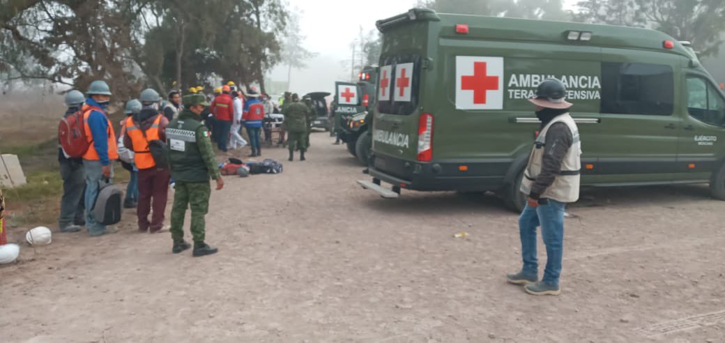 Caen de plataforma, en zona de construcción, trabajadores del Aeropuerto Felipe Ángeles