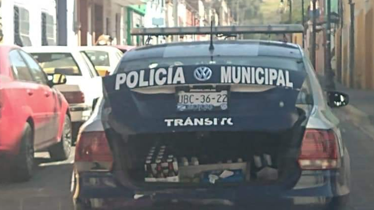 ¡Salieron a Chelear! Captan a Policía de San Pedro Cholula transportar cervezas en una patrulla 