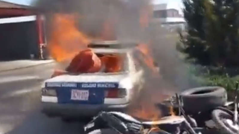 Cansados de presuntas extorsiones policiales, habitantes de Edomex queman patrullas